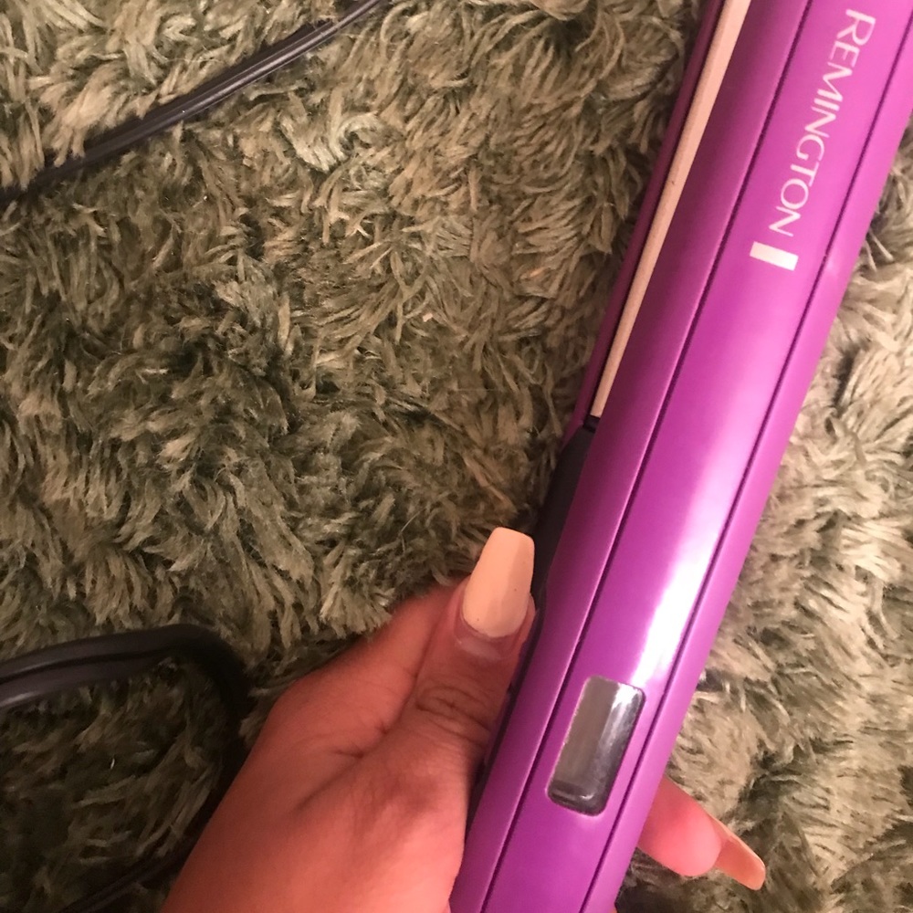 A Purple & black 1/2in Remington hair straightener